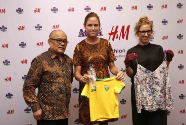 Danone Aqua together with H & M Indonesia signed a cooperation to re-process plastic waste bins into fashion products.
