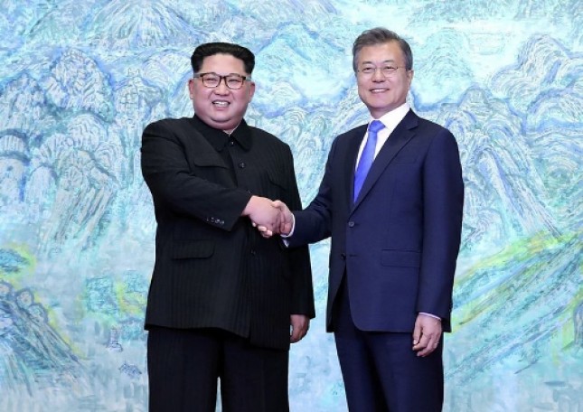 North Korea's Supreme Leader Kim Jong-Un and South Korean President Moon Jae-In (Doc Industry.co.id)