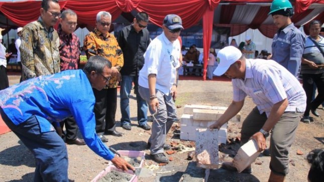 Commissioner of PT BAL HM Soenarto Sholahuddin (center) to lay the first stone cold storage in Probolinggo, Sunday (29/4/2018).