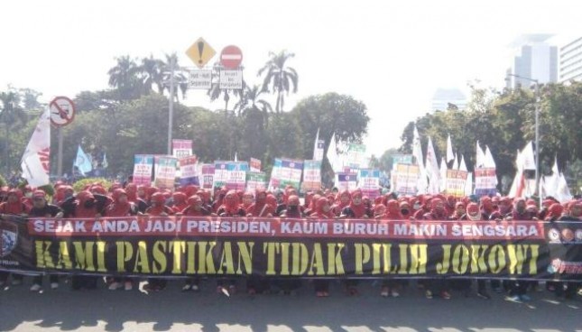 buan buruh yang tergabung dalam Federasi Serikat Pekerja Aneka Sektor Indonesia (FSPASI) menyuarakan aspirasinya di Hari Buruh Internasional atau May Day dengan membentangkan spanduk bertuliskan Sejak Anda Jadi Presiden, Kaum Buruh Menjadi Sengsara