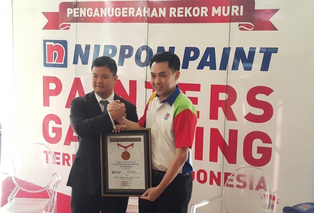 MURI Award to Nippon Paint Indonesia, on Monday (30/4) at Hong Kong Cafe, Jakarta. (Dina Astria / Industry.co.id)