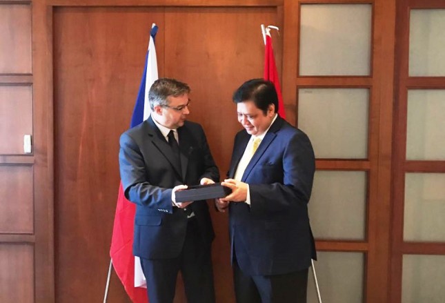 Minister of Industry Airlangga Hartarto exchanged souvenirs with the Deputy Minister of Foreign Affairs of the Czech Republic, Martin Tlapa.