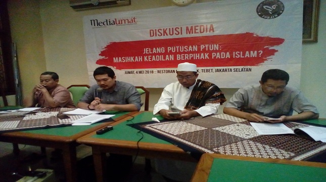 Ketua Umum HTI Ustad Rohmat S Labib berpeci putih (Foto: Anto)