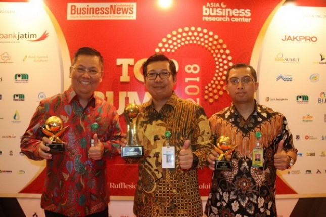 PT Food Station Tjipinang Jaya (PT FSTJ) won three TOP BUMD Award 2018 award from Majalah Indonesia Business News, at Balai Kartini, South Jakarta, Thursday (3/5).