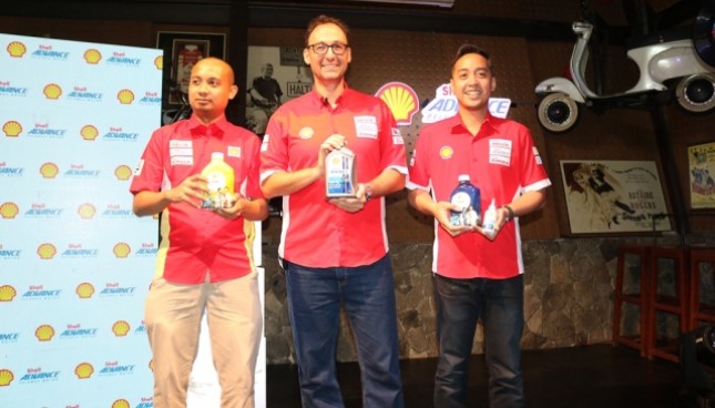 The launch of the motor scooter motor circuit is done by Mario Viarengo, VP Marketing Lubricants of PT Shell Indonesia accompanied by Edward Satrio, VP of Consumer Brand Helix & Advance of PT Shell Indonesia and Shofwatuzzaki (Zaki)