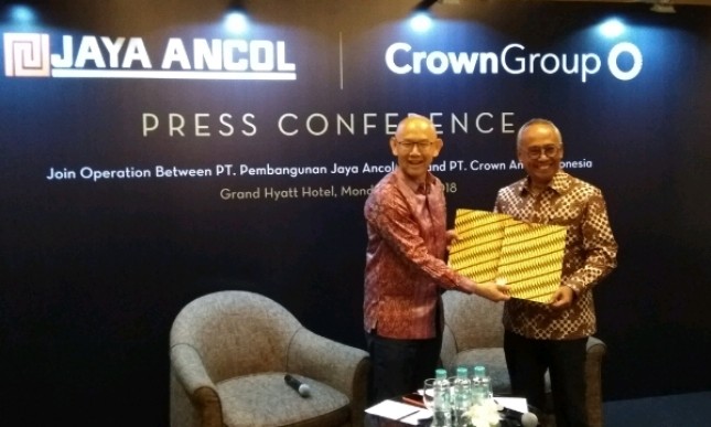 Crown Group CEO Iwan Sunito and President Director of PT Pembangunan Jaya Ancol, Tbk C. Paul Tehusirjana at the signing ceremony (Photo: Ridwan / Industry.co.id)