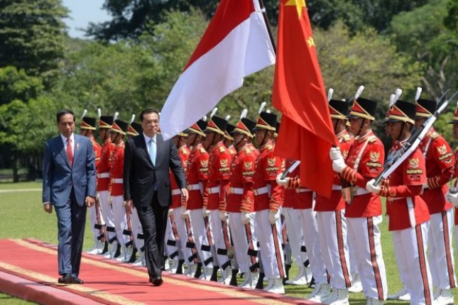 President of Indonesia Joko Widodo with Chinese Prime Minister Li Keqiang at the Presidential Palace of Bogor