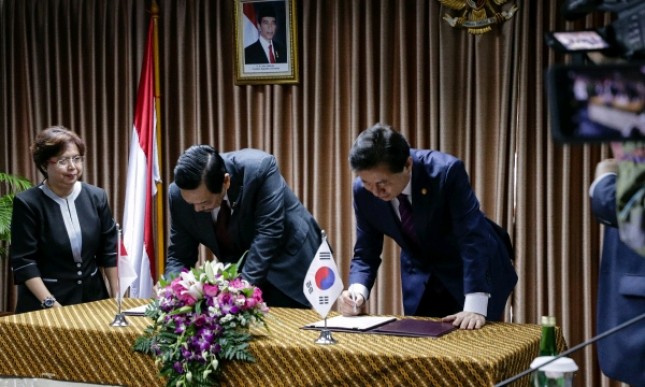 Luhut Binsar Pandjaitan with South Korean Minister of Maritime Affairs and Fisheries Kim Young Choon when signing an implementation arrangement agreement to establish a Marine Technology Research and Cooperation Center (PPKT)
