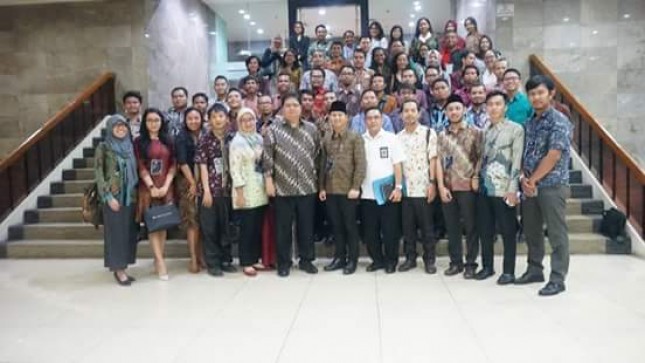 Minister of Industry, Airlangga Hartarto took pictures with Kader Bangsa Fellowship at the Office of the Ministry of Industry