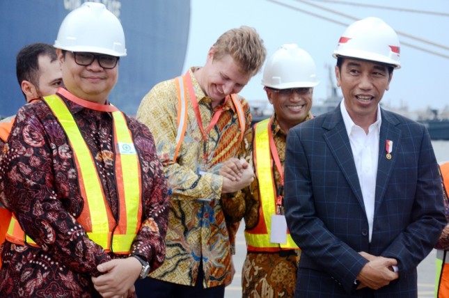Minister of Industry Airlangga Hartarto along with President Joko Widodo when releasing exports of manufactured products to the US at Tanjung Priok Port, Jakarta