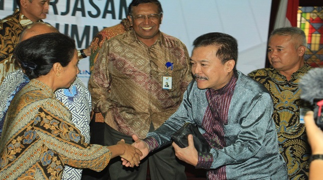 Dirut Perum Jamkrindo, Randi Anto bersama Menteri BUMN Rini Soemarno