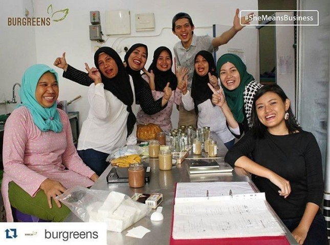 Helga Angelina dan suami, bantu memberdayakan petani lokal dan wanita dalam produksi bisnis kuliner Burgreens. (Foto: Instagram Burgreens)