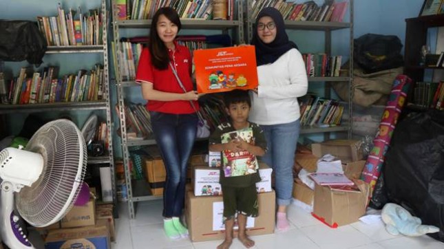 J & T Express provides donation of books and stationery to a reading garden organization, as well as several study communities in Jakarta with a total donation of 8000 books on National Book Day (17/5/2018)