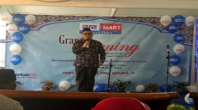 Dr Irfan Syauqi Beik, Sekretaris Umum Koperasi Syariah 212 saat membuka gerai 212 Mart ke 82 di Duren Sawit