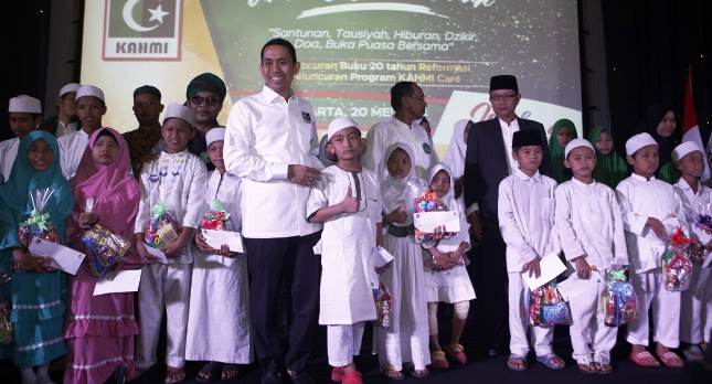 Presidium KAHMI H Kamrussamad memberikan santunan kepada Ratusan anak Yatim Piatu dalam acara KAHMI di Jakarta Minggu (20/5)a