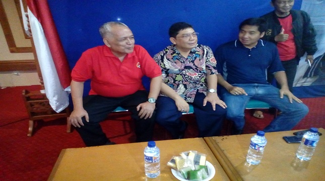 Hatta Taliwang, Chairman of PB PERCASI GM Utut Adianto and Maruarar Sirait while attending a non-master chess tournament (Photo: Anto / Industry.co.id).