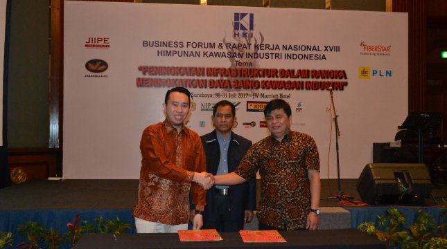 Commerce Director FiberStar Thomas Dragono tie up the cooperation of fiber optic network installation in two industrial estates, Kota Bukit Indah and JIEP Pulogadung, at the HKI Congress in JW Marriott Hotel Surabaya, Monday (31/7/2017)