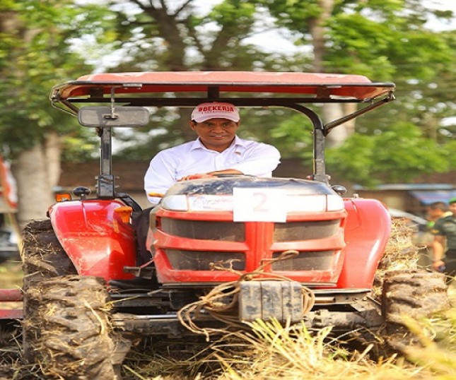 Mentan Amran Andi Sulaiman mencoba traktor sawah.