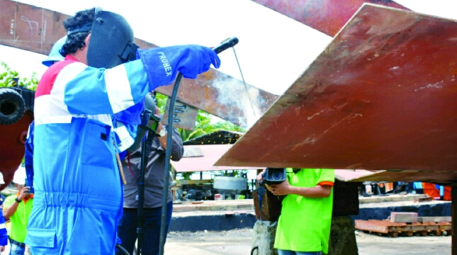 Pertamina Dockyard Sorong Bangun Dua Unit Mooring Boat