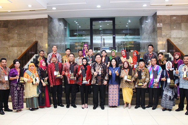 Minister of Industry, Airlangga Hartarto with Director General IKM Kemenperin, Gati Wibawaningsih and recipients of Industrial Awards