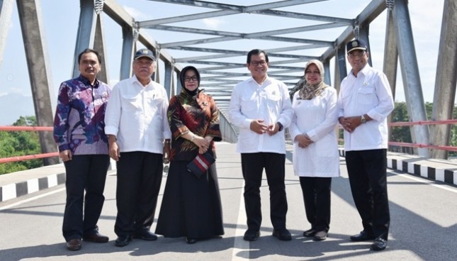 Pramono Anung took a picture with the Minister of PUPR and Minister of Transportation after being in Wijaya Kusuma Bridge, Kediri, East Java, which he just inaugurated. (Photo: Anggun / Humas)