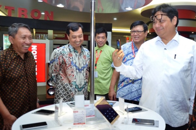 Meneprin Airlangga Hartarto with Director General of ILMATE Kemenperin Harjanto and CEO of PT Hartono Istana Teknologi, Hariono while visiting Polytron mobile phone factory in Kudus, Central Java