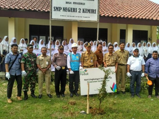 PLN se-Indonesia secara serentak melaksanakan penanaman 32.000 pohon yang ditanam di 32 unit operasional PLN dan juga di lahan kritis pada Selasa (5/6). (Foto: Fadli INDUSTRY.co.id)