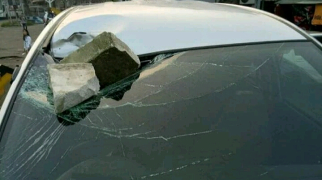 Mobil korban pelemparan batu (ist)