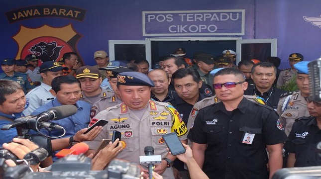 Kapolda Jawa Barat Irjen Pol Agung Budi Maryoto bersama dengan Direktur Enterprise Business Service Telkom Dian Rachmawan