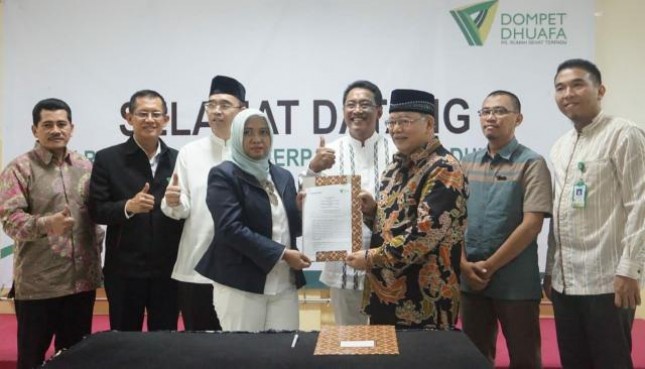 Wakil Gubernur DKI Jakarta Sandiaga S Uno menyerahkan dana wakaf kepada Dompet Dhuafa senilai Rp 1 miliar yang akan digunakan sebagai modal pengembangan UMKM.