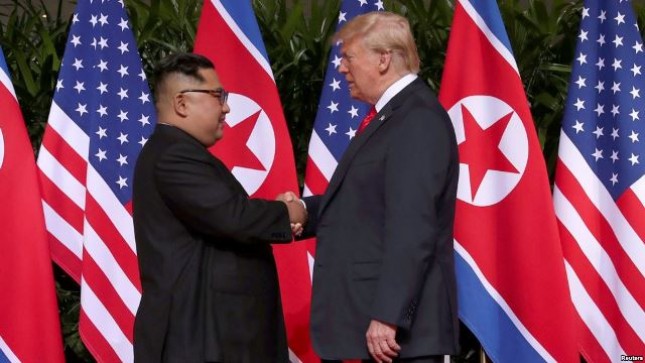 US President Donald Trump and North Korean leader Kim Jong-un in Singapore (Photo VoaNews)