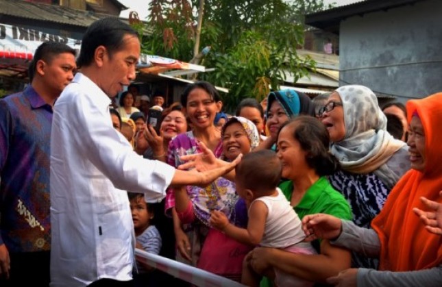 Presiden Jokowi bersama masyarakat (Foto Dok Industry.co.id)