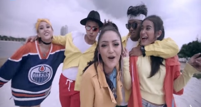 Siti Badriah (Tengah) dalam Video Klip "Lagi Syantik" yang telah ditonton 103 juta kali