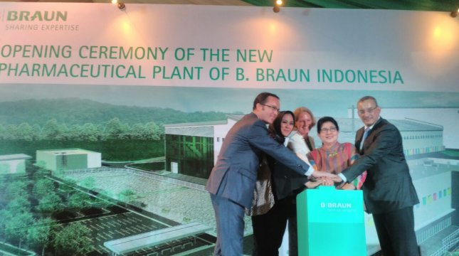 Menteri Kesehatan Nila F. Moeloek meresmikan pabrik cairan infus B.Braun di Kawasan Industri Indotaisei, Cikamepk, Karawang, Kamis (27/7/2017). (Irvan AF/INDUSTRY)