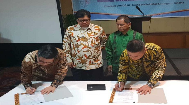 Ketua HKI Sanny Iskandar (paling kiri) dan Direktur Enterprise & Business Service Telkom Dian Rachmawan (paling kanan) saat menandatangani Nota Kesepahaman tentang Penyediaan dan Pengembangan Layanan Telecommunication, Information, Media, Edutainment