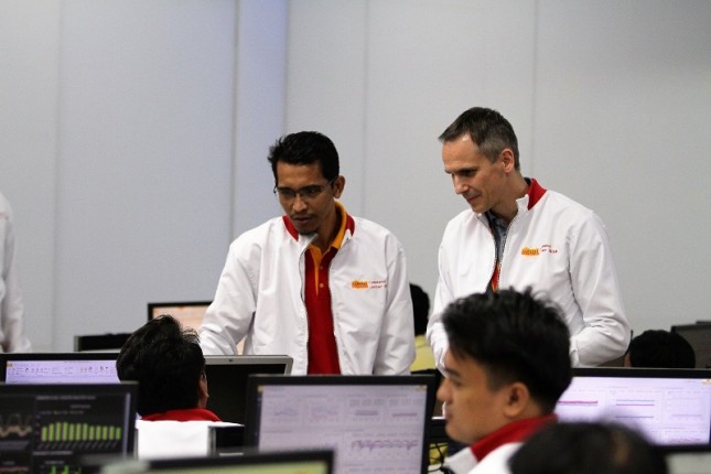 Director & Chief Technology and Information Officer Indosat Ooredoo, Dejan Kastelic (kanan) dan Group Head Network Operation Indosat Ooredoo, Umar Hadi (kiri) saat berbincang dengan tim Command Center Lebaran Festive di Indosat Ooredoo Network Operat