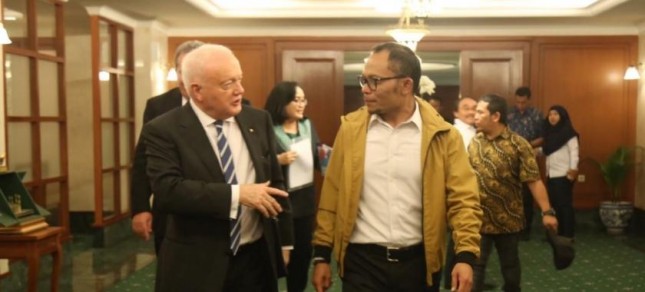 Minister of Manpower M. Hanif Dhakiri with Australian Ambassador to Indonesia Gary Quinlan (Photo: Ministry of Manpower RI)