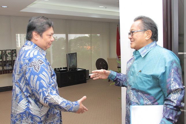 Menteri Perindustrian Airlangga Hartarto saat menerima kunjungan Presiden Komisaris Indomobil Group Soebronto Laras (Foto: Dok. Kemenperin) 