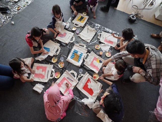 Kegiatan anak melukis saat Bincang Shopee (Dok Industry.co.id)
