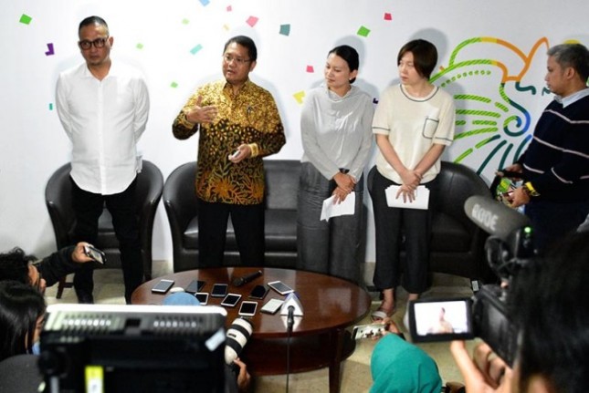 Menteri Kominfo Rudiantara bersama CEO Bytemond Ptd. Ltd. Miss Kelly Chang (tengah) dan Dirjen Aplikasi Informatika Semuel Abrijadi Pangerapan menjelaskan komitmen Penyedia Aplikasi Tik Tok di Kementerian Kominfo, Jakarta Pusat, Rabu (04/07/20) Sore