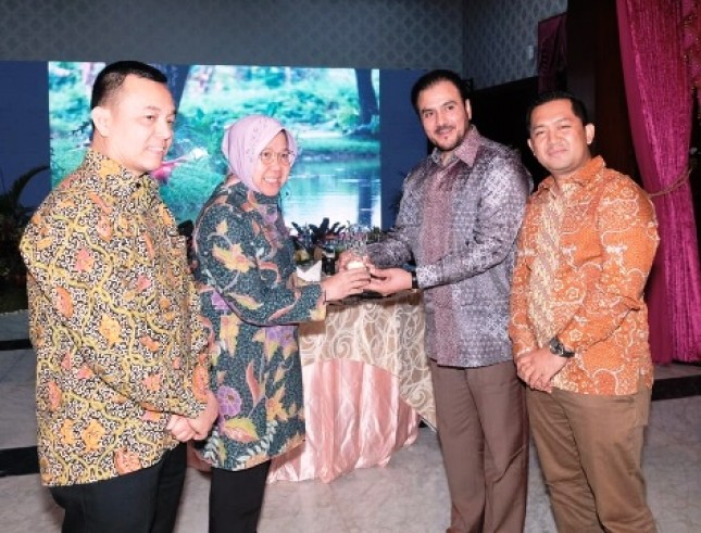 Taufik Hidayat, Tri Rismahartini, Zahid Bashir MD Budget Pertroleum Dubai and Nanang CEO PT Arvada Investama (photo Abe)