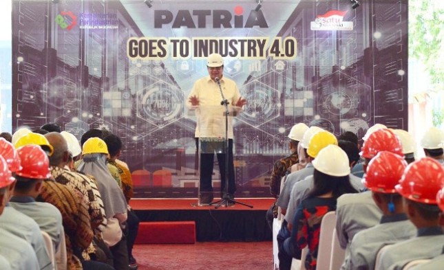 Minister of Industry, Airlangga Hartato in his press conference when visiting PT United Tractor Pandu Engineering factory in North Cikarang, Bekasi, on Thursday (5/7).