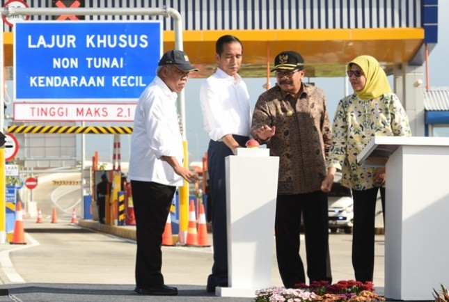 President Joko Widodo after inaugurating the use of the Gempol-Pasuruan toll road, at Pasuruan Toll Gate, East Java, Friday (22/6) (Photo: Setkab.go.id)
