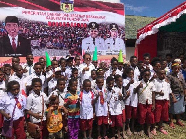 Menteri Kominfo Rudiantara mengunjungi dua kabupaten terdalam di tengah Papua yaitu Kabupaten Puncak Jaya dan Kabupaten Membramo Raya untuk melihat secara langsung layanan telekomunikasi USO dan memastikan rencana Palapa Ring Timur.