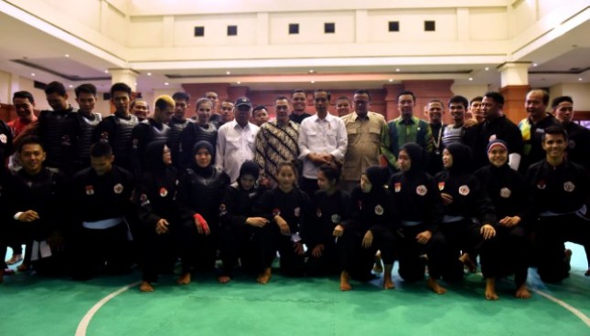 President Jokowi took a photo with Pencak Silat athletes for the Asian Games XVIII, at Padepokan Pencak Silat, Taman Mini Indonesia Indah (TMII) Jakarta, Monday (6/8). (Photo: Humas / Oji)