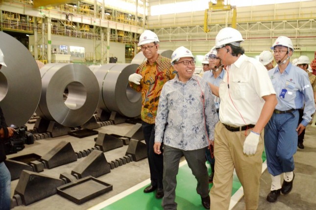 Director General of ILMATE Ministry of Industry Harjanto with Director General of KPAII Ministry of Industry I Gusti Putu Suryawirawan and Director of KNSS Djoko Muljono when he saw the steel factory PT KNSS (Photo: Doc. Ministry of Industry)