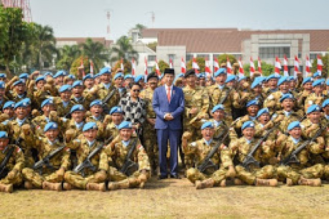 Presiden Jokowi dan pasukan perdamaian dunia (Foto Setkab)