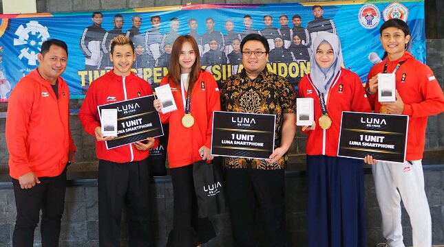 Luna Serahkan Smartphone Kepada Atlet Pencak Silat Peraih Medali Emas Asian Game 2018