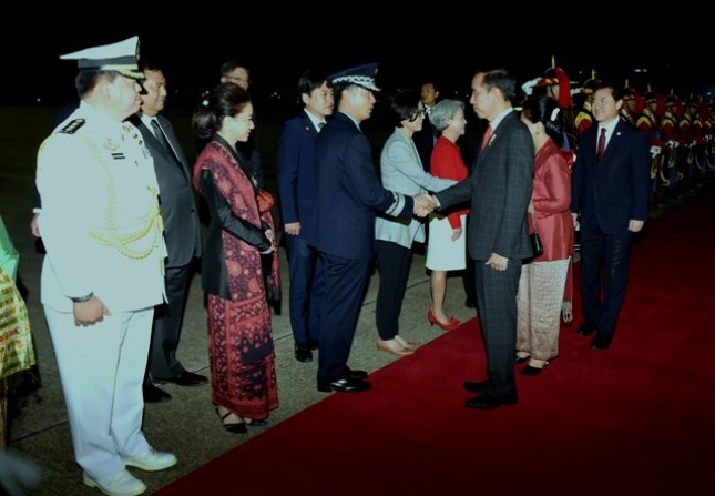Presiden Jokowi menyalami para pejabat yang menyambut saat tiba di Seoul Air Base, Kota Seongnam, Korea Selatan, Minggu (9/9). (Foto: Humas/Rahmat).