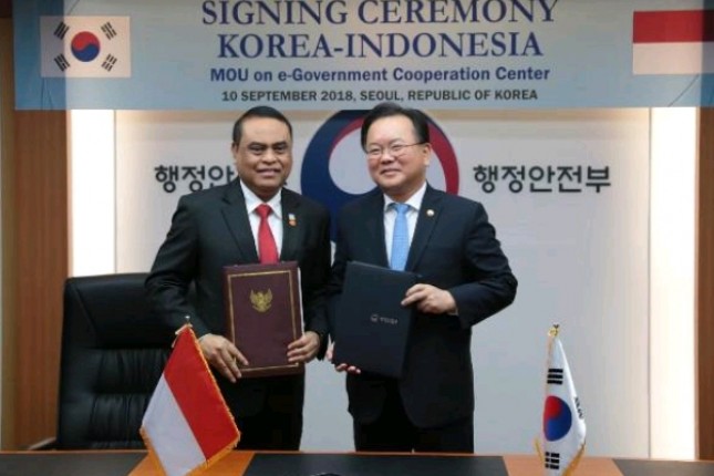 Minister of Administrative Reform and Bureaucratic Reform (PANRB) Syafruddin, Minister of Home Affairs and Security of the Republic of Korea Kim Boo Kyum when signing the MoU (Photo: Doc. Kemenrb Ministry)